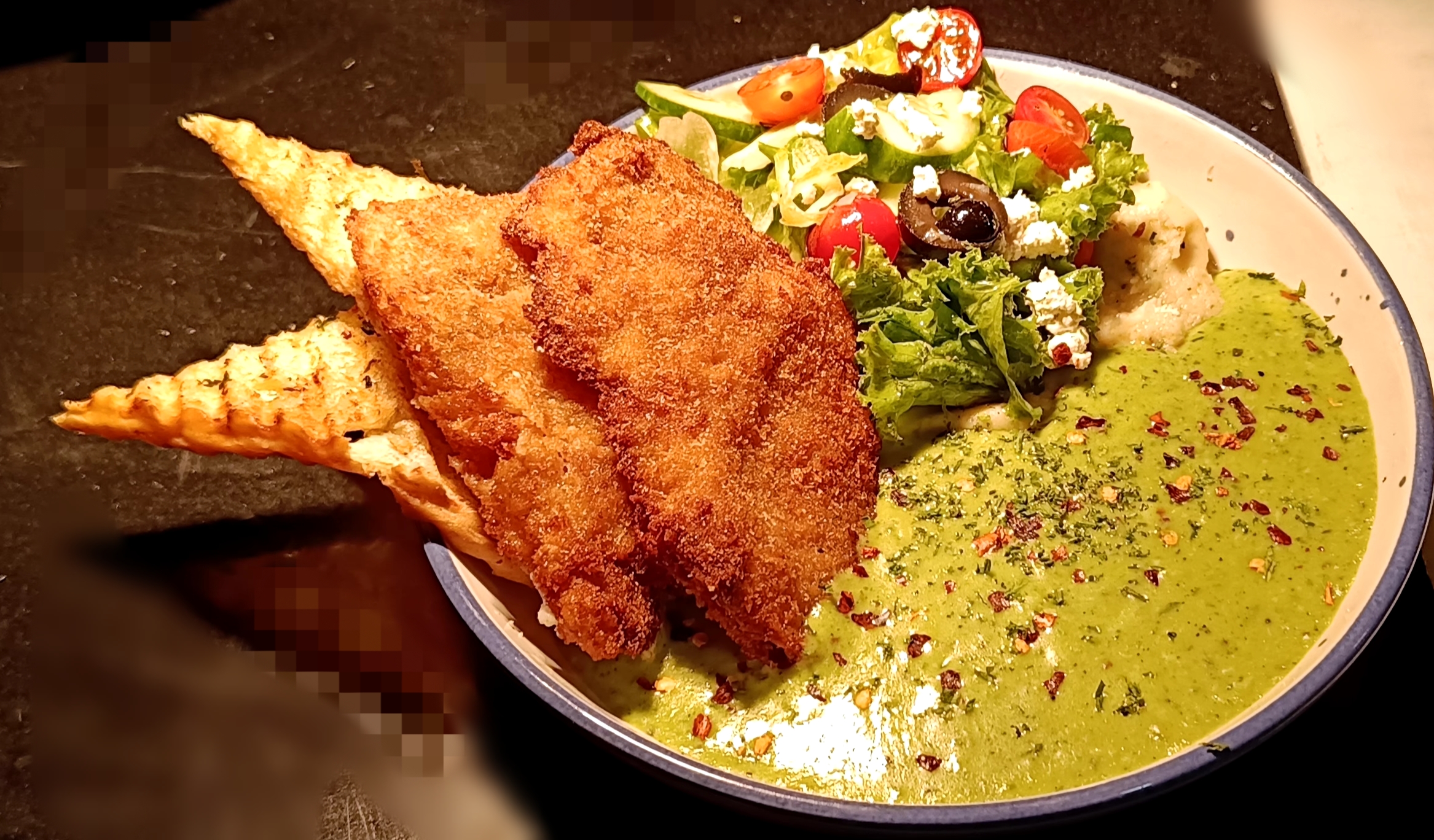 Basil sauce and crispy chicken with salad
